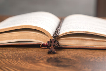 Obraz premium cross with Bible on wooden table