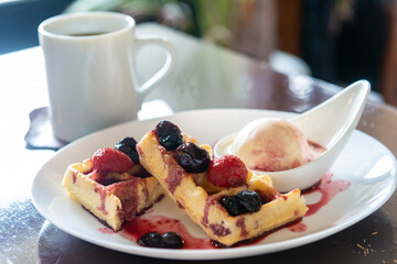 ベルギーワッフルとアイスクリームとコーヒー