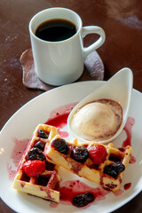 ベルギーワッフルとアイスクリームとコーヒー