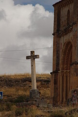 Cruz medieval cercana a una iglesia