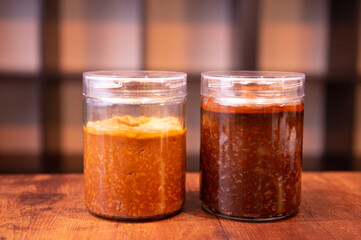 ガラスの保存瓶に詰められた味噌　赤味噌　白味噌