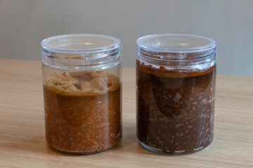 ガラスの保存瓶に詰められた味噌　