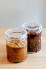 ガラスの保存瓶に詰められた味噌　赤味噌　白味噌