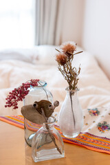 ベッドルームと花瓶の花　インテリア