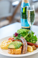 プレート料理とスパークリングワイン