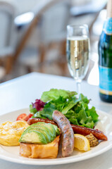 プレート料理とスパークリングワイン