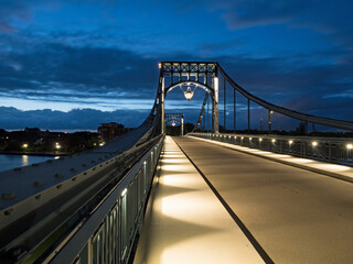 Kaiser-Wilhelm-Brücke das Wahrzeichen von  Wilhelmshaven, Deutschland, zur Blauen Stunde
