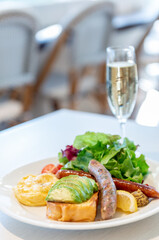 プレート料理とスパークリングワイン