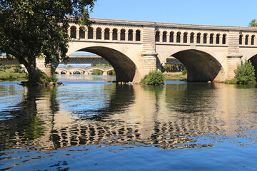 Fototapeta na wymiar Le pont-canal permettant la traversée de la rivière Orb par le canal du Midi.