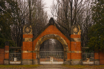 Brama główna starego cmentarza żydowskiego we Wrocławiu przy ul. Lotniczej. - obrazy, fototapety, plakaty