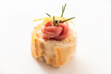 Crostino con prosciutto crudo, cibo italiano