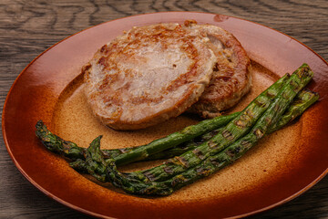 Grilled tuna steak with asparagus