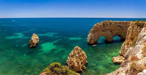 Natuurlijke holen bij Marinha-strand, Algarve Portugal. Rotsklifbogen op het strand van Marinha en turquoise zeewater aan de kust van Portugal in de Algarve.