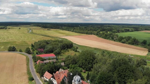 Polska wieś - przelot dronem nad kościołem i wsią (lato) 