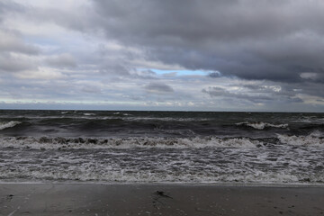 Blick auf die Ostsee im Herbst mit bewölkten Himmel