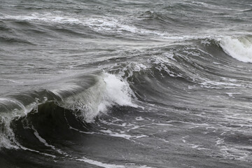stürmische wellen auf der Ostsee im Herbst
