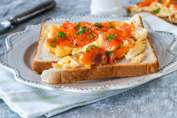 Scrambled egg on toast