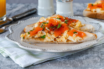 Scrambled egg on toast