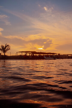r&iacute;o con reflejo de galeras en rio 