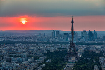Obraz premium Panoramic aerial view of Paris, Eiffel Tower and La Defense business district. Aerial view of Paris at sunset. Panoramic view of Paris skyline with Eiffel Tower and La Defense. Paris, France.