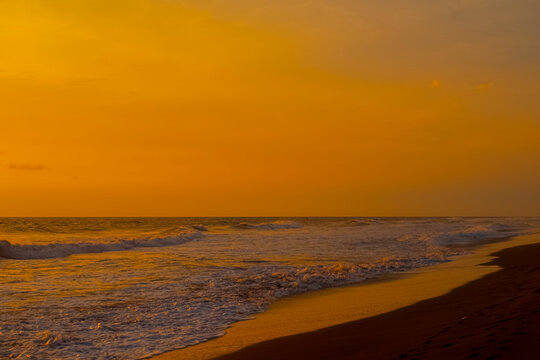 mola de mar con cielo rojo 