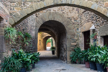 Rincones y localizaciones del pequeño pueblo de Monells, en la provincia de Girona, al noreste de...