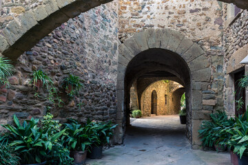 Fototapeta na wymiar Rincones y localizaciones del pequeño pueblo de Monells, en la provincia de Girona, al noreste de Catalunya