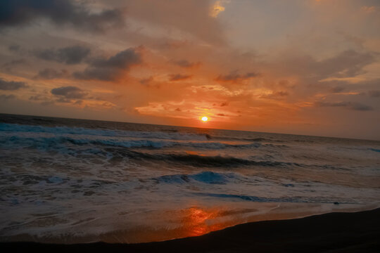 atardecer en la playa con nubes rojas