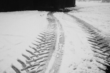 Grober Reifen Abdruck im Schnee vom Traktor