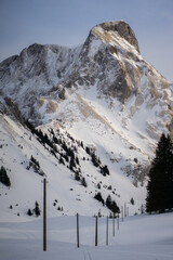 Das verschneite Stockhorn bei Sonnenschein im Winter, ein Berg nahe des Gurnigel Passes bei Bern in der Schweiz