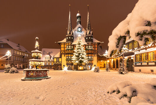 Rathaus Wernigerode weihnachtlich mit viel Schnee