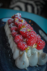 pavlova aux framboises et feuilles d'or