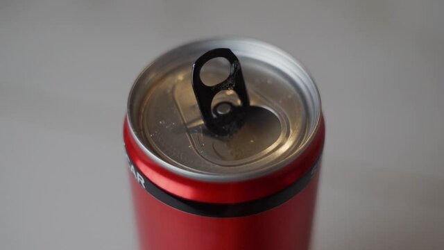 Destapando un refresco de cola