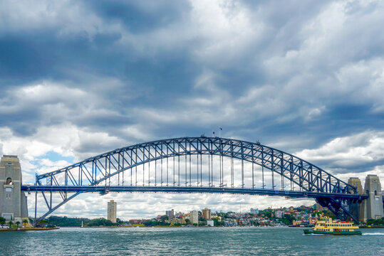 Australia, Sydney, Harbour Bridge seen from a boat in the Sydney Bay. © Angela Meier