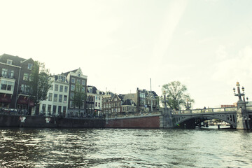Naklejka premium Amsterdam canals and typical houses with clear spring sky