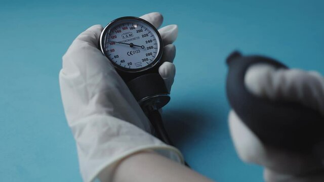 Enfermera mide la presión de un paciente enfermo durante la pandemia. 