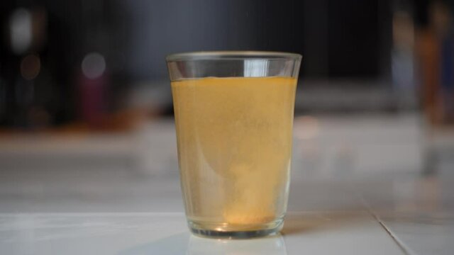 Preparaci&oacute;n de Vitamina C efervescente en un vaso de agua para subir las defensas. 