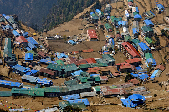 Vilarejo Nanche nas montanhas da Cordilheira do Himalaia. Nepal. Asia