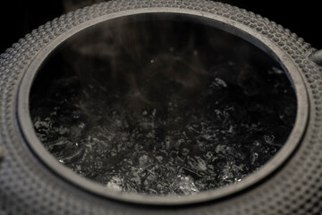 鉄瓶でお湯を沸かす