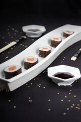 Sushi y. comida japonesa en distintos platos