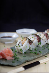 Sushi y. comida japonesa en distintos platos