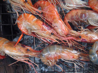 Prawns are roasting naturally on the fire.