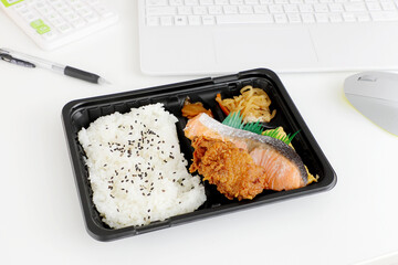 デスクでの食事