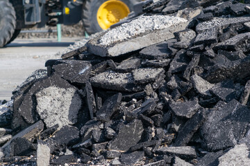 瓦礫　アスファルトの破片