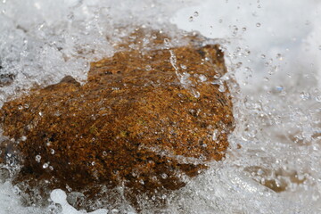 風景素材　清らかな雪解け水の流れ