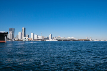 Fototapeta premium 日本の横浜の都市。海の上から見た青空と街の美しい風景。