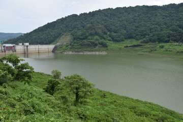 月山ダム（がっさんダム）／ 山形県鶴岡市の一級河川、赤川水系の梵字川に建設されたダムです。高さ123メートルの重力式コンクリートダムで、洪水調節、不特定利水、上水道、発電を目的とする、国土交通省直轄の多目的ダムです。ダム湖（人造湖）は、あさひ月山湖（あさひがっさんこ）と言います。