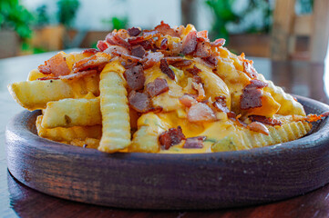 papas a la francesa con chorizo y extra queso delicioso