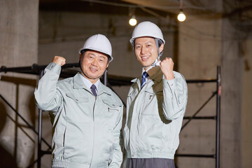 ガッツポーズする作業員