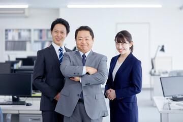 腕組みするビジネスマン